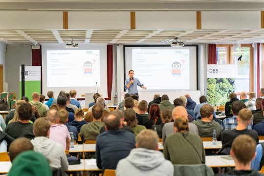 Wie sehr sich wissenschaftliche Forschung und baumpflegerische Praxis im Positiven ergänzen können, zeigte Tag 1 der QBB-Schulung. Hier auf dem Podium: Referent Prof. Dr. Nicolas Klein.