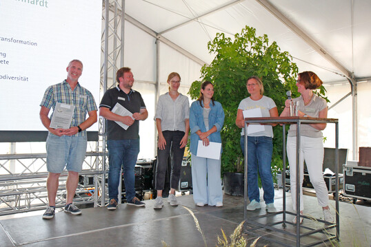 Die Preisstrger des Jubilumswettbewerbs mit Cornelia Hussermann (r.)