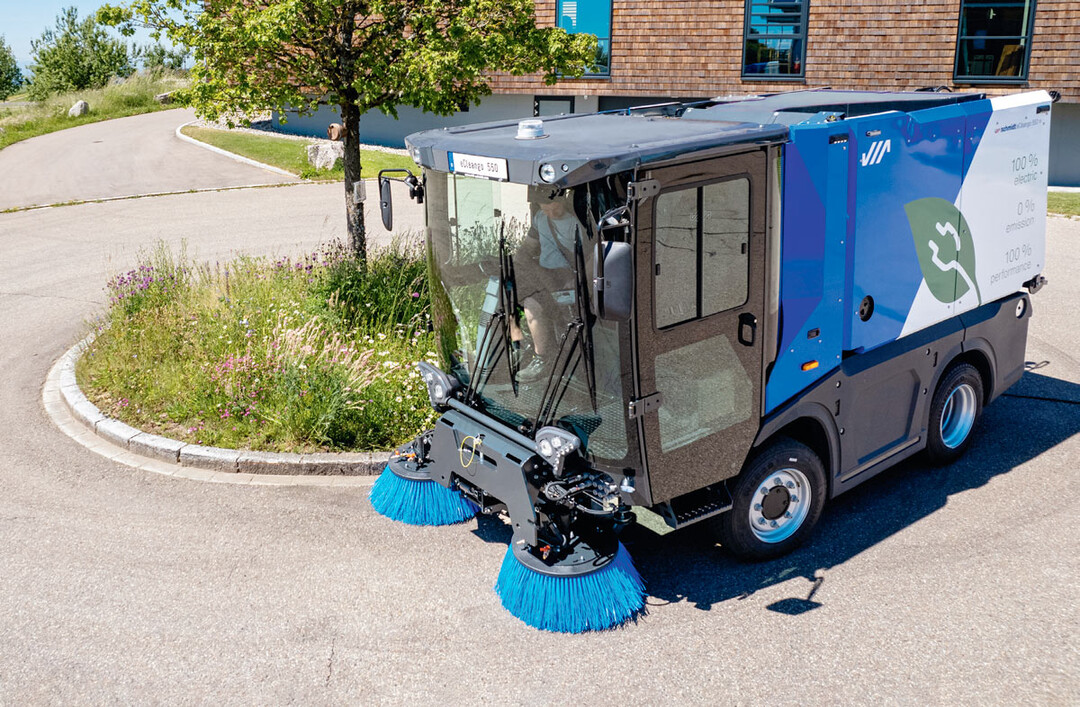 Aebi Schmidt bietet mit dem vollelektrischen Modelle Cleango 550 eine abgasfreie Variante der 5-m³-Kehrmaschine mit Dieselmotor.