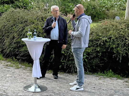Baumtage einmal anders: Lars Stachurski interviewt Dirk Dujesiefken in einem Hofcaf.
