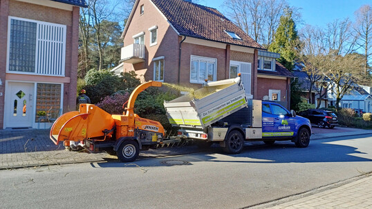 Kompakter Maschinenpark: Auch Tagesbaustellen erfordern einen effizienten Abtransport der anfallenden Grnmasse.