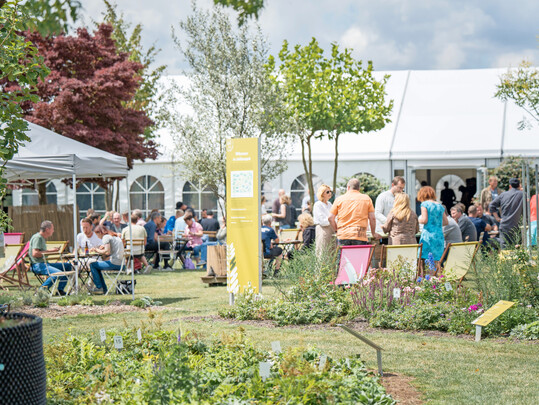In den Pausen konnten sich die Gste im neuen Jubilumspark (Schaugarten) mit vielen Sitzgelegenheiten aufhalten.