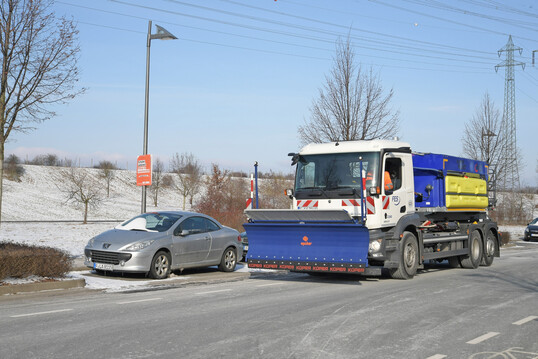 Die FS30-Streuer der Grofahrzeuge passen computergesttzt die Salz- und Solemenge an die Fahrgeschwindigkeit an.