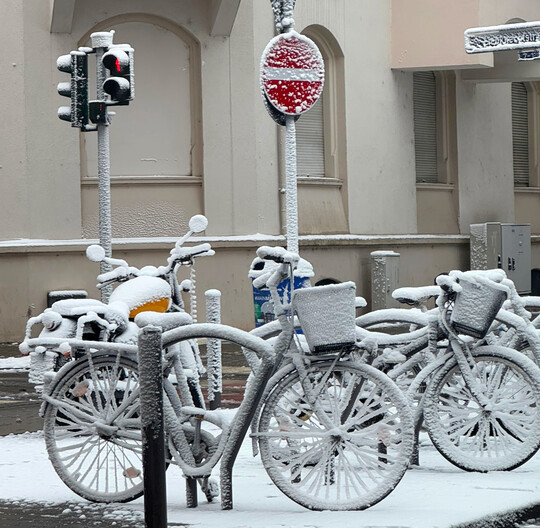 Fahrradfahren geht in Frankfurt auch im Winter  dank 430 km gerumter und gestreuter Radwege.