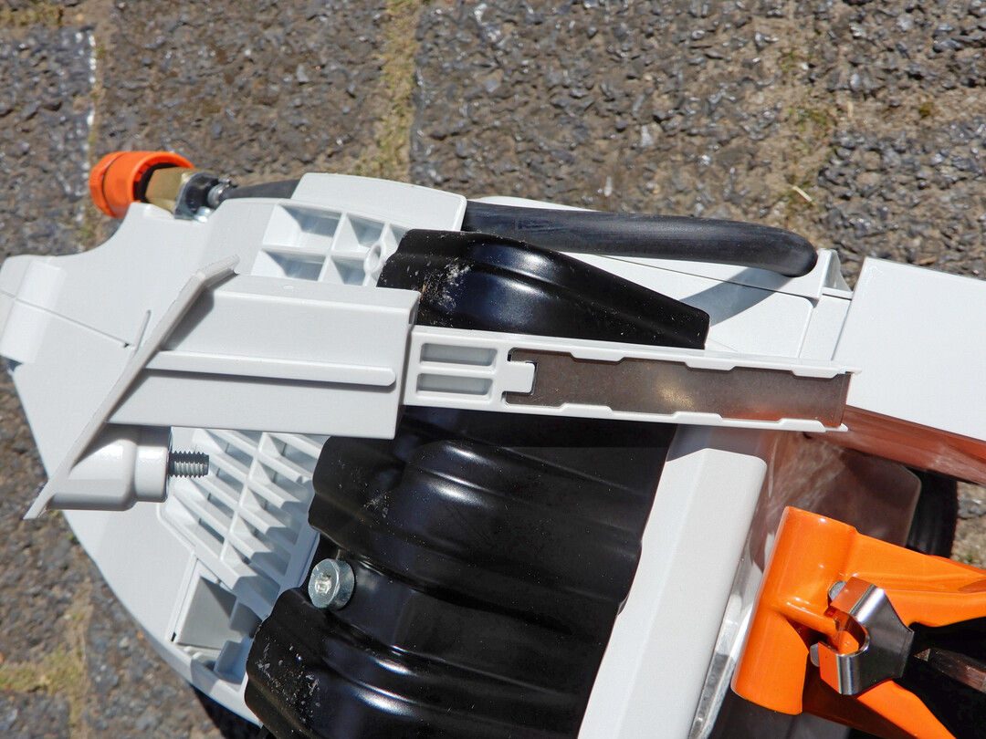 Metallteile werden bei Stihl dank Magnetleiste aussortiert.