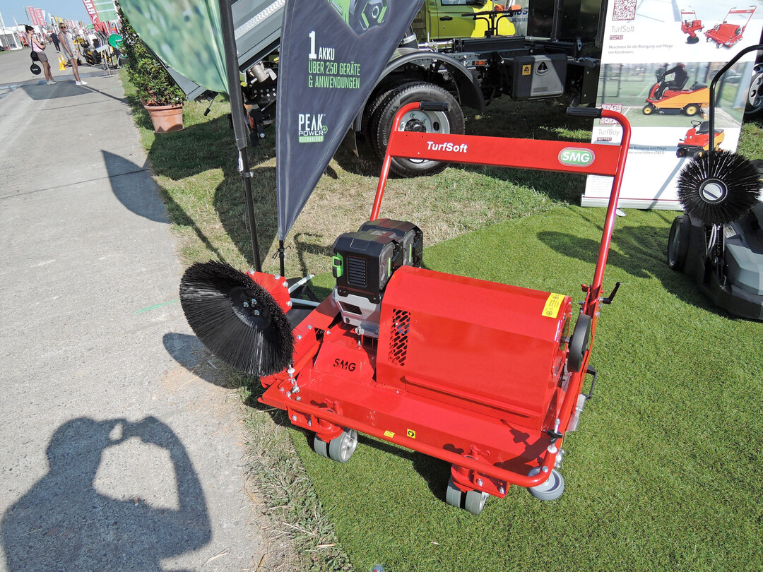 Neu entwickelte Kunstrasenkehrmaschine Turfsoft T53 von SMG mit abgaslosem EGO-Akkuantrieb