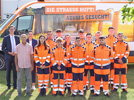 Die neuen Azubis zum Straßenwärter/zur Straßenwärterin in Teterow mit Staatssekretärin Ines Jesse (3. v. l.)