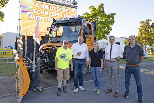 Unimog (Daimler Truck) hat die 4. Deutsche Schneepflugmeisterschaft untersttzt. V. l. Roland Sommer (Bauhofleiter Stadt Marktredwitz), OB Oliver Weigel, Katharina Vlckel (Daimler Truck AG), Landrat Peter Berek, Thorsten Heinzelmann (Daimler Truck AG)

