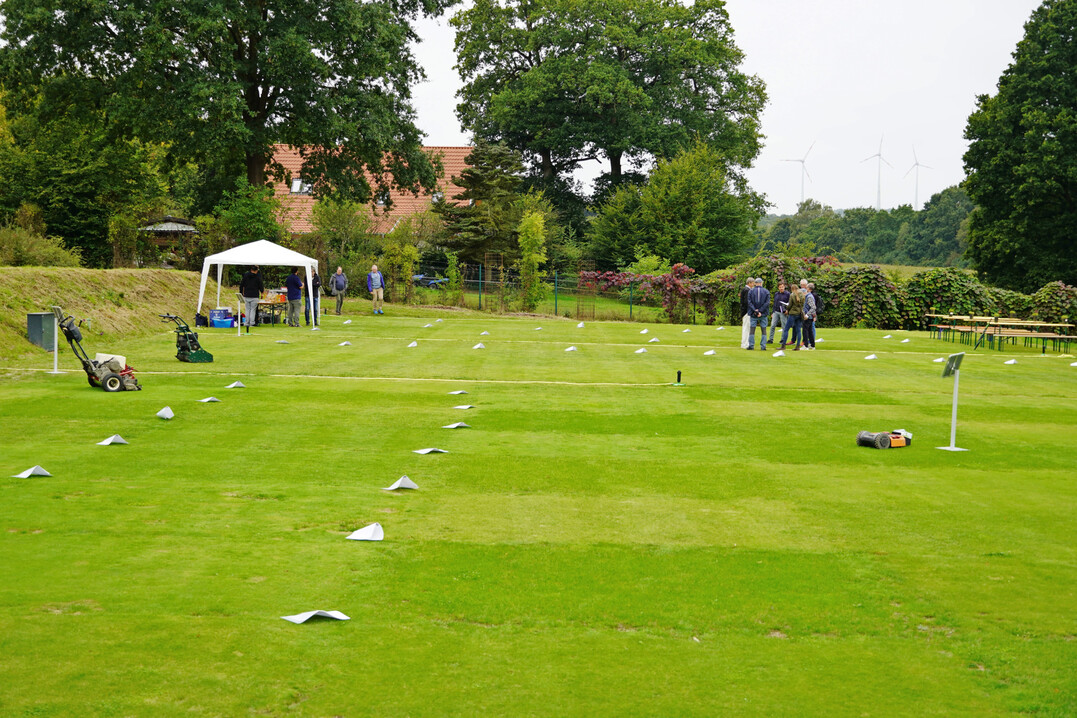 Fr die Erffnung hatte das Team die verschiedenen Versuchsparzellen markiert und die entsprechenden Messgerte vorbereitet.