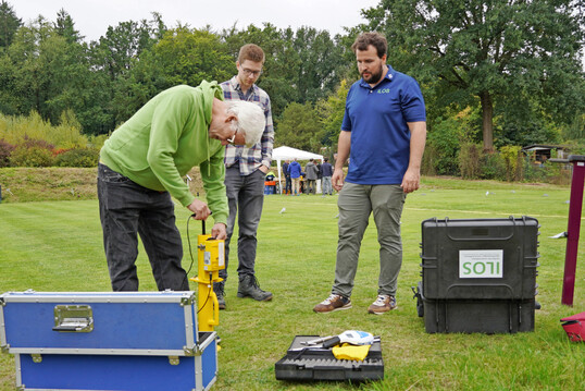 Bei der Eröffnung konnten interne Angehörige der HS Osnabrück sowie die Gäste die Messgeräte ausprobieren. Dabei erhielten sie Einblicke in aktuelle Forschungsprojekte.