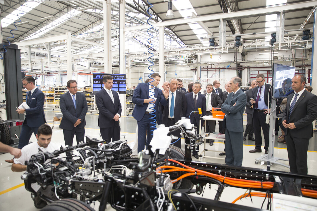 Marcelo Rebelo de Sousa, Präsident der portugiesischen Republik und Marc Llistosella, Präsident & CEO Mitsubishi Fuso Truck and Bus Corporation, an einer der Stationen der Produktion des Fuso eCanter im Werk Tramagal in Portugal.