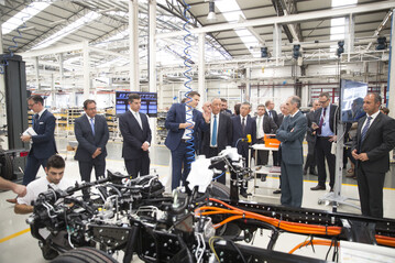 Marcelo Rebelo de Sousa, Prsident der portugiesischen Republik und Marc Llistosella, Prsident & CEO Mitsubishi Fuso Truck and Bus Corporation, an einer der Stationen der Produktion des Fuso eCanter im Werk Tramagal in Portugal.