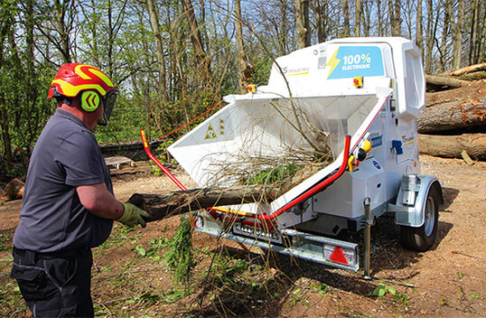 Zur Green Series von TS Industrie gehört der Rotorhäcksler GS/e Panther. Die Maschine schafft Materialstärken bis 19 cm.