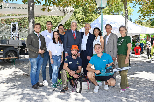 V. l. Bürgermeister Lukas Zehetbauer aus Raasdorf, Julian Kreitl, Viktoria Kreitl, Julia Holzer, Vizebürgermeister Jowi Trenner, Stadtgartendirektor Andreas Kastinger, Heide Kreitl, Marcel Kreitl, Johanna Kreitl, Sebastian Martinello-Helford, Tobias Repl (Fa. Makita)