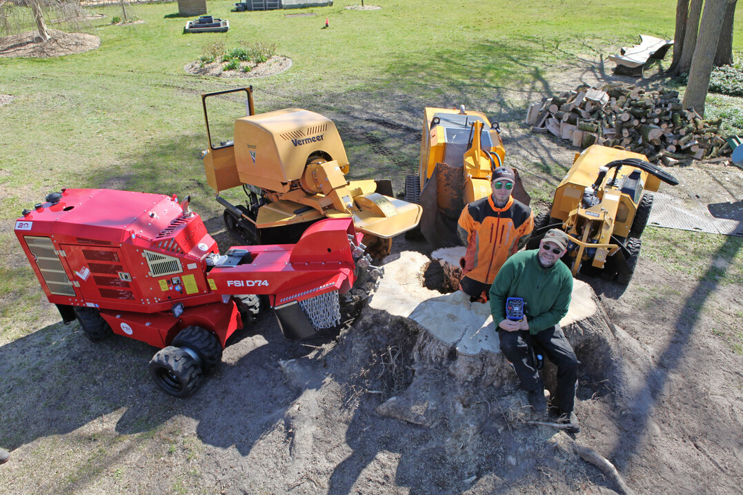 Das Baum-ab-Team mit den vier Testkandidaten FSI 74D, Vermeer SC70TX, Herder-Fermex SCT-550H und Rayco RG80