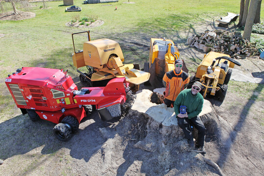 Das Baum-ab-Team mit den vier Testkandidaten FSI 74D, Vermeer SC70TX, Herder-Fermex SCT-550H und Rayco RG80