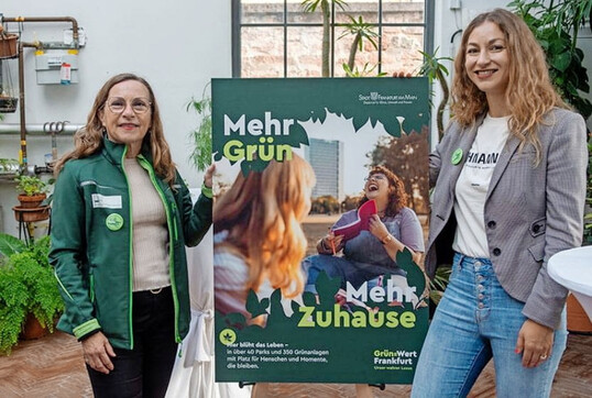Tina Zapf-Rodríguez (r.), Dezernentin für Klima, Umwelt und Frauen, stellt gemeinsam mit Heike Appel, Leiterin des Grünflächenamtes, die neue Kampagne „Grün.Wert Frankfurt“ vor.