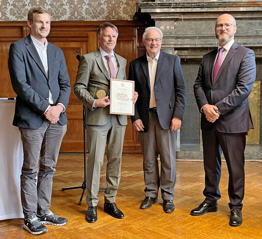 V. l. Jan Gerd Bruns (Baumschule Bruns), Rdiger Dittmar, Karsten Mring (DGG-Prsident), Dr. Moritz Patzer (Patzer Verlag)