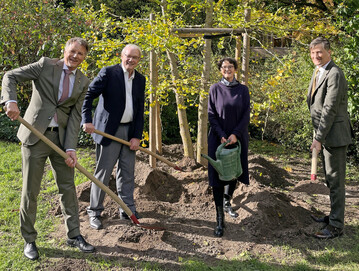 Pflanzten einen Ginkgo (v. l.): Preisträger Rüdiger Dittmar, Karsten Möring, Bettina de la Chevallerie (beide DGG) und Leipzigs OB Heiko Rosenthal