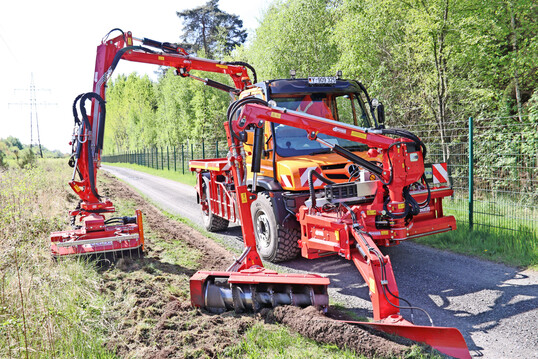 Multifunktional: Das Unimog-Grundgerät wurde mit zwei Auslegern von Dücker bestückt und erledigt sowohl Mäh- als auch Gehölzpflegearbeiten.