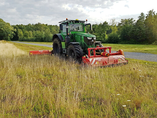 Der Traktor von John Deere ist mit einer Kabine aus Panzerstahl und Scheiben aus Panzerglas ausgerüstet, falls sich auf den Übungsgeländen noch scharfe Munition befindet.