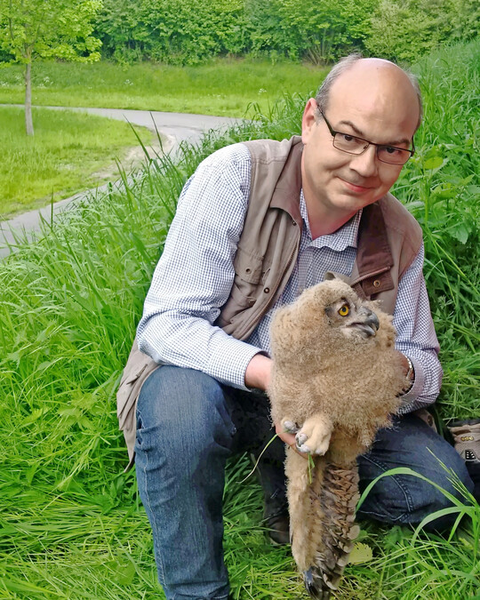 In den Flächen rund um die Übungsanlagen finden viele Tier- und Pflanzenarten einen Lebensraum. Hubertus H. beringt hier einen Junguhu an einer Schießanlage.