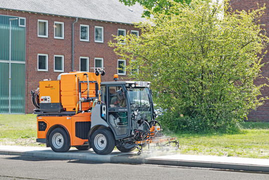 Unkraut wird mit Heißwasser oder Heißluft entfernt.