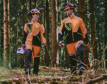 Eine optimale Passform sowohl für Frauen als auch für Männer gewährleistet die flexible Bundverstellung der Profi-Schnittschutzhose mit Klettverschluss. Am Beinabschluss ist ein Zeckenschutz mit atmungsaktiver Gamasche und Schuhhaken eingearbeitet.