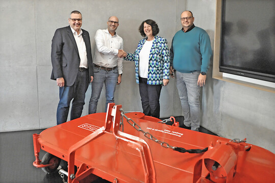 humus Geschäftsführer Uwe Meißner mit HAR-Vorstand Holger Wössner (m.), Carmen Gotterbarm, Roderich Gotterbarm (r.)