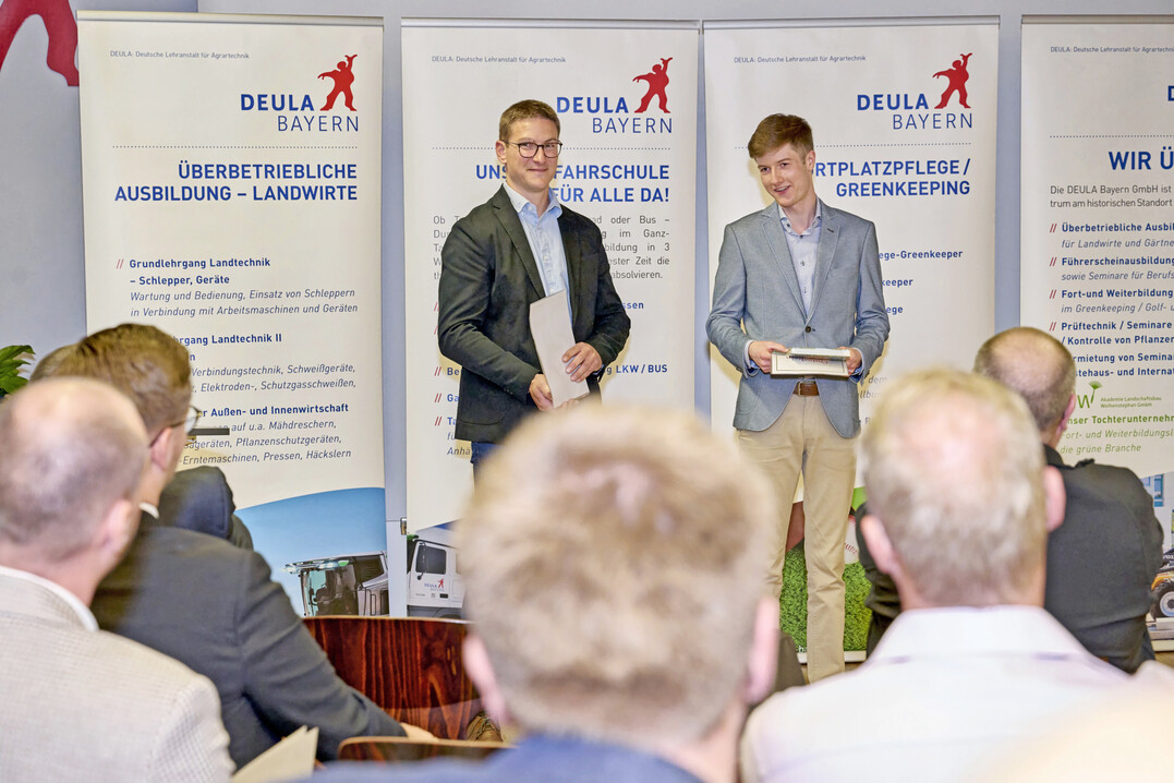 Gratulation an die Lehrgangsbesten: Fachagrarwirt Golfplatzpflege � Greenkeeper Paul Endtmann vom GC St. Leon-Rot (r.) und Simon Huber bei den Fachagrarwirten Sportplatzpflege. Als Anerkennung gibt es ein Seminar des Greenkeeperverbands Deutschland und � nat�rlich � ein Fachbuch von der DEULA Bayern.