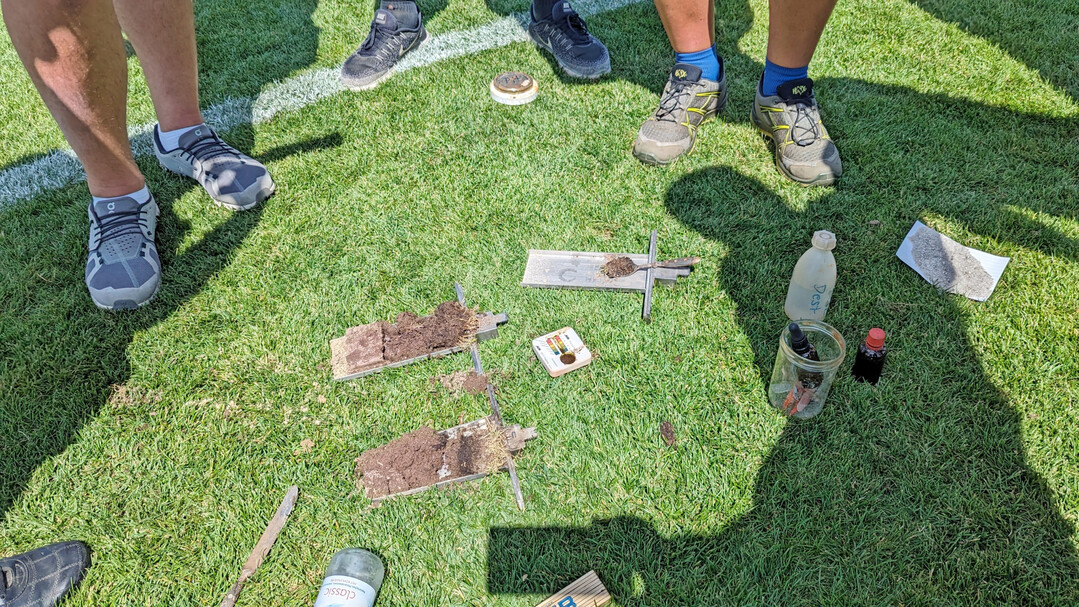 Greenkeepers Toolbox: Bodenausschnitte mit dem Profilspaten werden mit allen Sinnen gepr�ft � von der Betrachtung �ber Geruch und Haptik bis hin zu akustischen Eindr�cken. Der sogenannte Rasenhorizont liefert wertvolle Einblicke in Bodenstruktur, Pflegeintensit�t und Ma�nahmen wie Sandung.