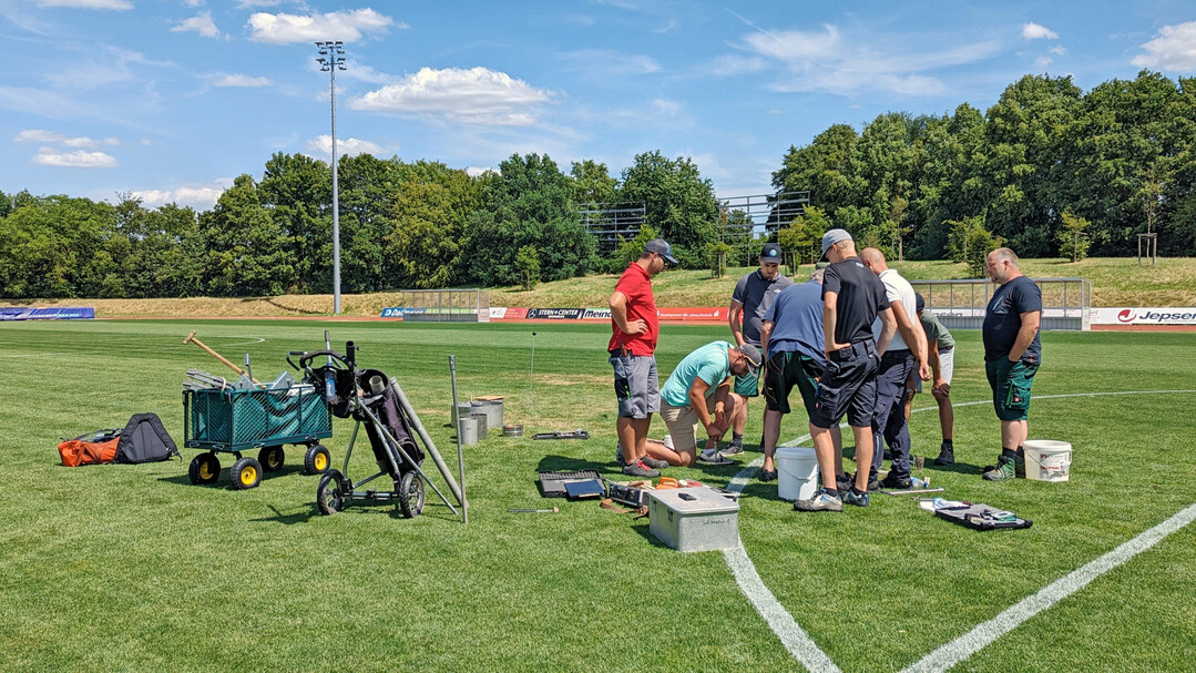 Fachagrarwirte Sportplatzpflege sind hochkonzentriert bei der Qualit�tspr�fung nach dem DFL-Bewertungssystem. Ziel ist ein regelm��iges Monitoring, um die hohe Qualit�t des Rasenspielsfelds zu sichern. Neben der projektiven Bodendeckung (Narbendichte) mit Rahmengitter gem�� DIN EN 12231 geh�ren Messungen zur Scherfestigkeit mit der Fl�gelsonde, Drehwiderstand, Ebenheit und Oberfl�chenh�rte zum Programm der Praxiswoche.