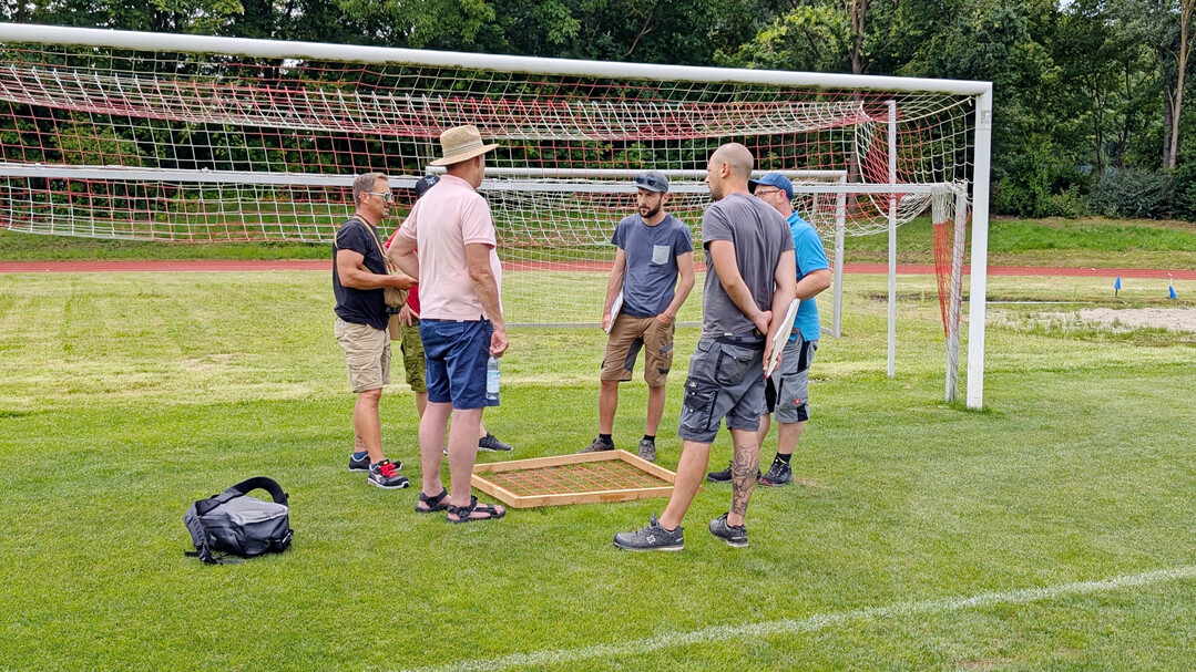 Fachagrarwirte Sportplatzpflege pr�fen die Spielfl�chenqualit�t nach dem DFL-Bewertungssystem und ermitteln die projektive Bodendeckung (Narbendichte) mit Rahmengitter gem�� DIN EN 12231 � Praxiswoche zur Pr�fungsvorbereitung mit Referent Hartmut Schneider.