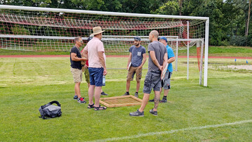 Fachagrarwirte Sportplatzpflege prüfen die Spielflächenqualität nach dem DFL-Bewertungssystem und ermitteln die projektive Bodendeckung (Narbendichte) mit Rahmengitter gemäß DIN EN 12231 – Praxiswoche zur Prüfungsvorbereitung mit Referent Hartmut Schneider.