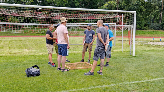 Fachagrarwirte Sportplatzpflege prüfen die Spielflächenqualität nach dem DFL-Bewertungssystem und ermitteln die projektive Bodendeckung (Narbendichte) mit Rahmengitter gemäß DIN EN 12231 – Praxiswoche zur Prüfungsvorbereitung mit Referent Hartmut Schneider.