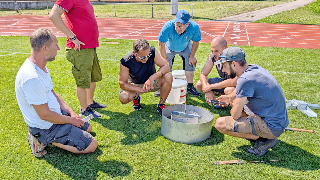 Praxiswoche der Fachagrarwirte Sportplatzpflege: Bestimmung der Wasserinfiltrationsrate der Rasentragschicht nach DIN EN 12616 mit dem Doppelring-Infiltrometer � ein wichtiger Parameter f�r die Funktionsf�higkeit von Sportrasenfl�chen