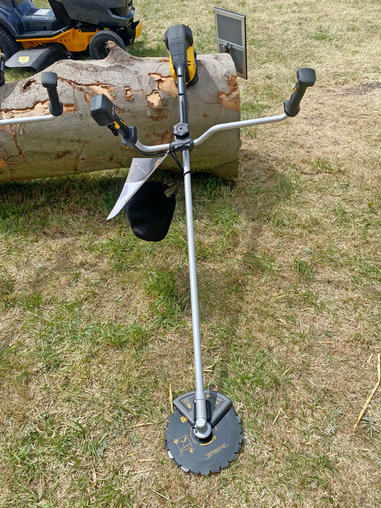 DeWalt steigt mit seinen Handgeräten ins Akku-Profisegment (zum Beispiel Freischneider) mit ein.