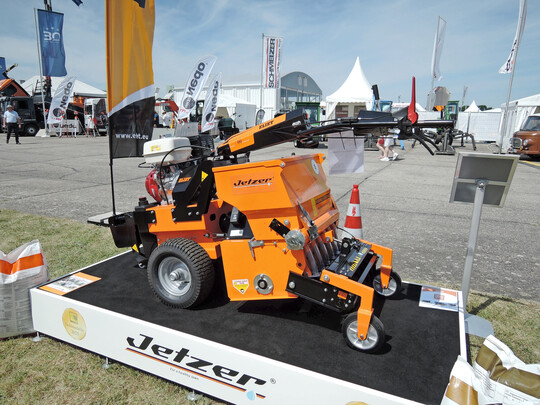 Der Eliet Jetzer ist eine gelungene Maschine zur gezielten Bodenverbesserung durch Bodenbearbeitung und Stoffeintrag in einem Arbeitsgang.