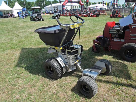 Der neue Stand-on-Streuer von Ferris erleichtert besonders Dünge- und Besandungsarbeiten auf Sportplätzen.