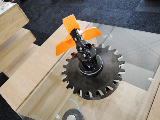 Der neue Kreiselscherenaufsatz bei Pellenc ist jetzt viel flacher und hat einen Wickelschutz.