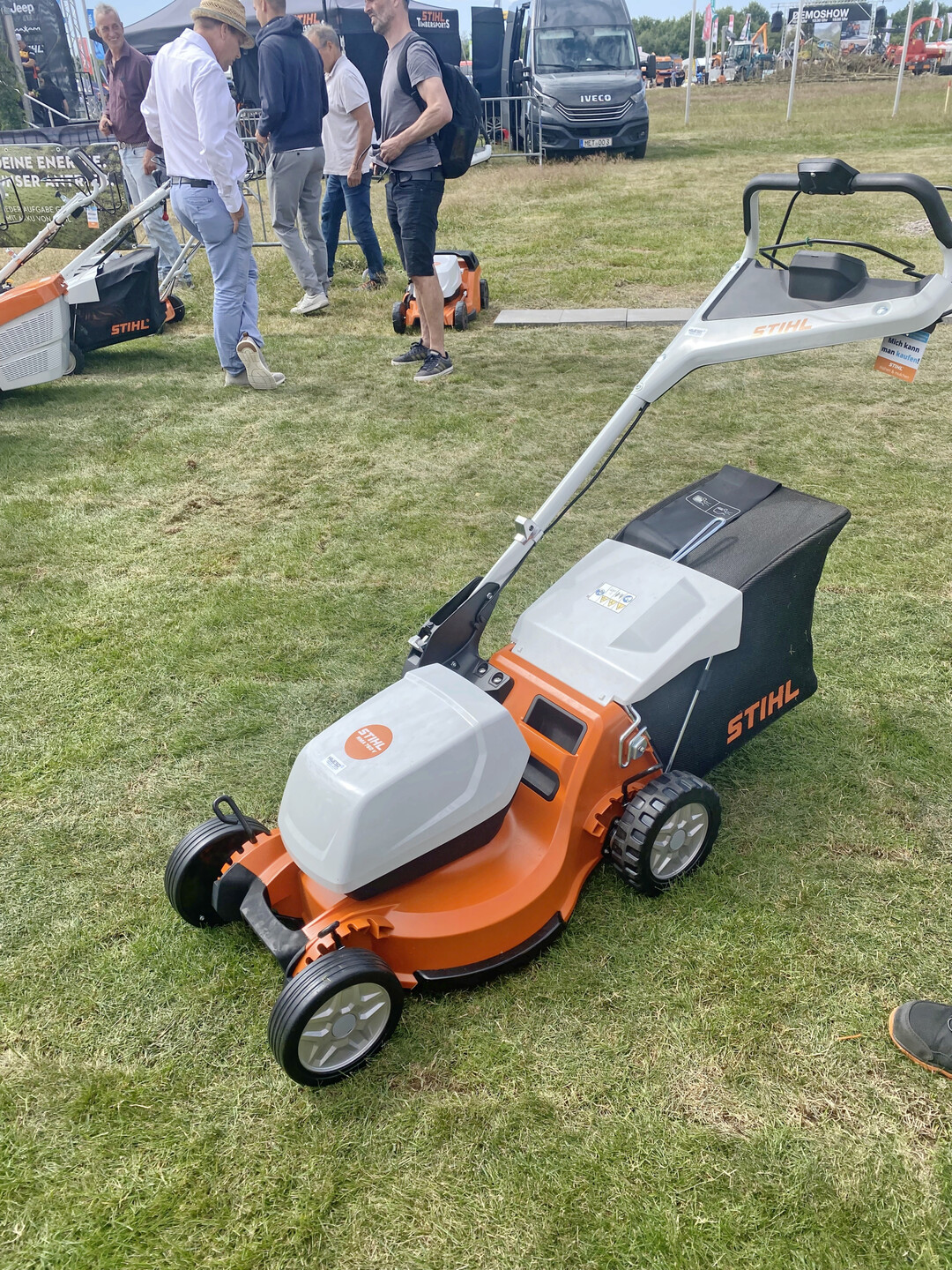 Die neue Profi-Akkurasenmäherlinie von Stihl mit Gussgehäuse …
