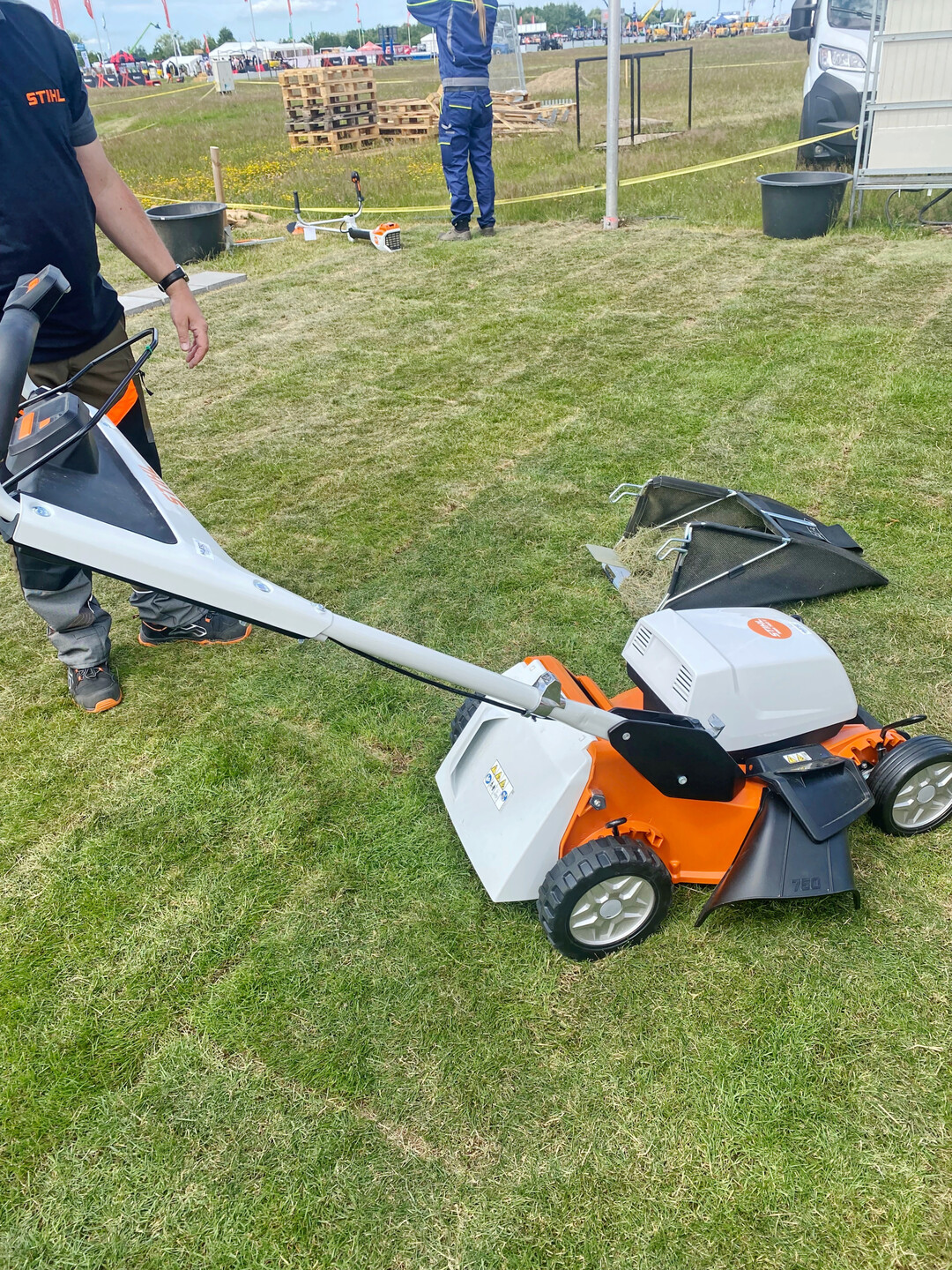 Seitauswurf und Mulchkeil gibt es dazu natürlich auch.