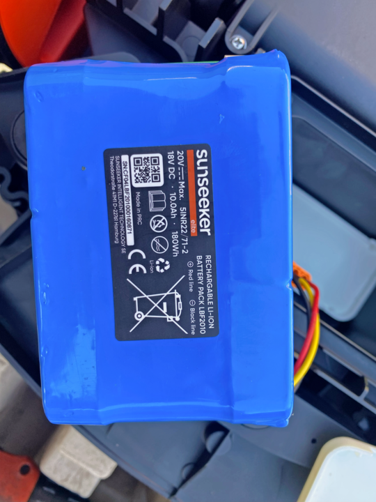 Leicht wechselbarer Akku bei Sunseeker X7-3000