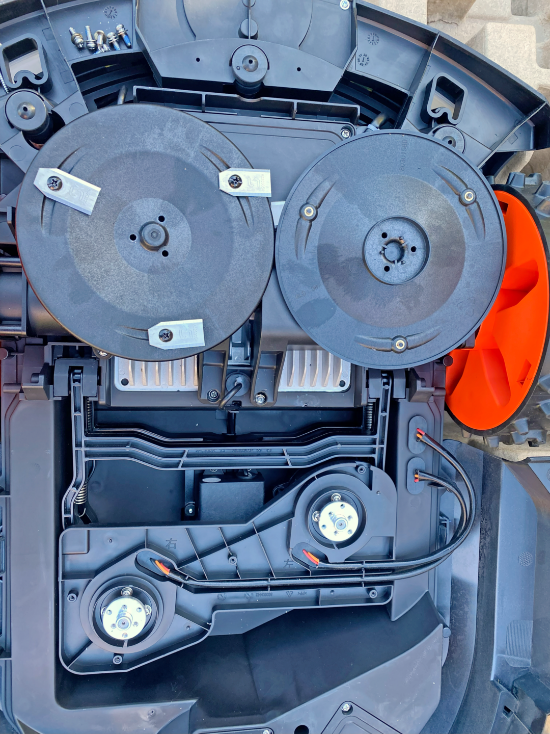 Mähteller versetzt mit Überschnitt und deren Antrieb bei Sunseeker X7-3000