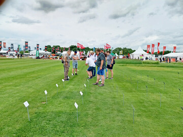 Auf der Sonderschau Rasen der Messe demopark kann man sich über Rasensorten und -mischungen informieren – hier mit Dr. Harald Nonn (l.)