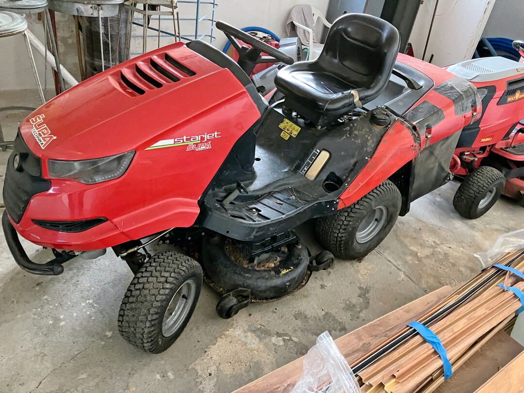 Neuer Kollege in der Slowakei: der Rasentraktor: Um den Rasen gut zu pflegen, muss es nicht das aktuellste Modell sein.