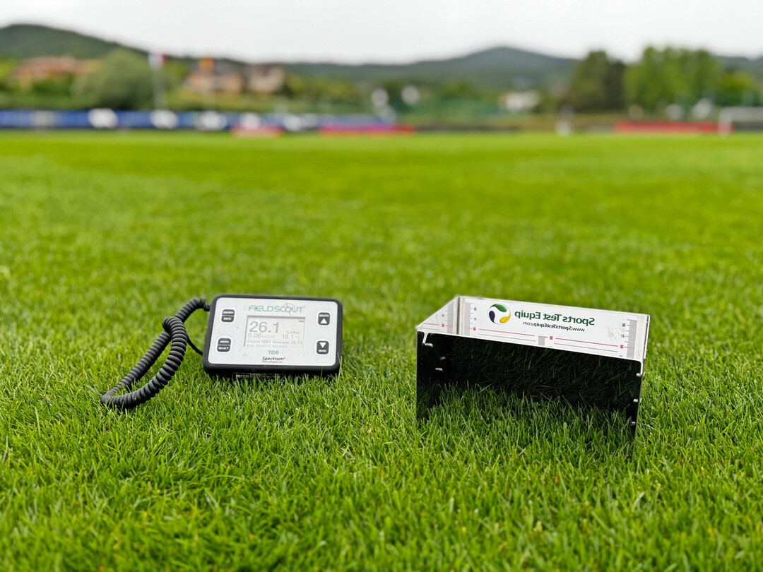 Profi-Equipment für Profi-Plätze: Ein Edelstahlrahmen mit einem angewinkelten Spiegel und einer Skala ermöglicht es, die Länge der Grasfasern in Millimeterschritten von 1 mm bis 40 mm zu messen.