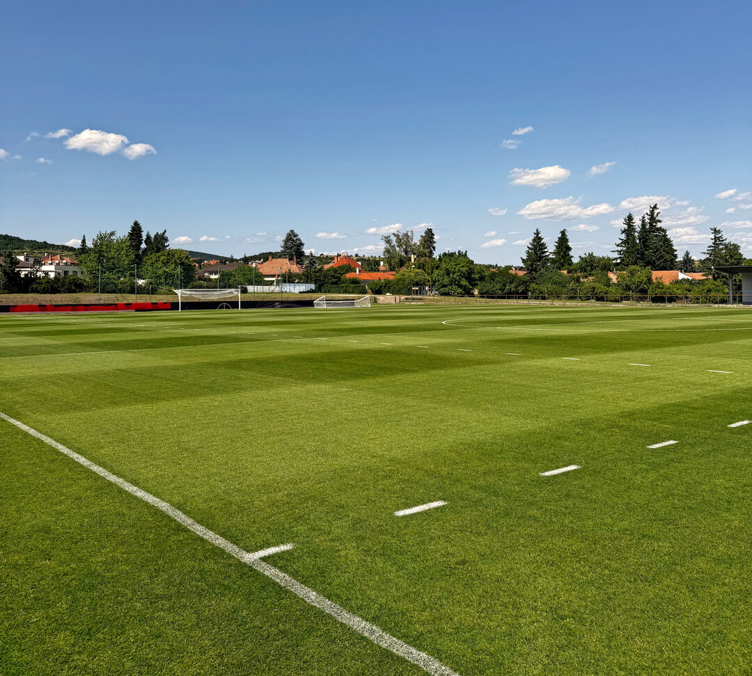 Sebastian Breuing sorgt für Top-Rasenqualität auf den Trainingsplätzen des DFB-Campus.