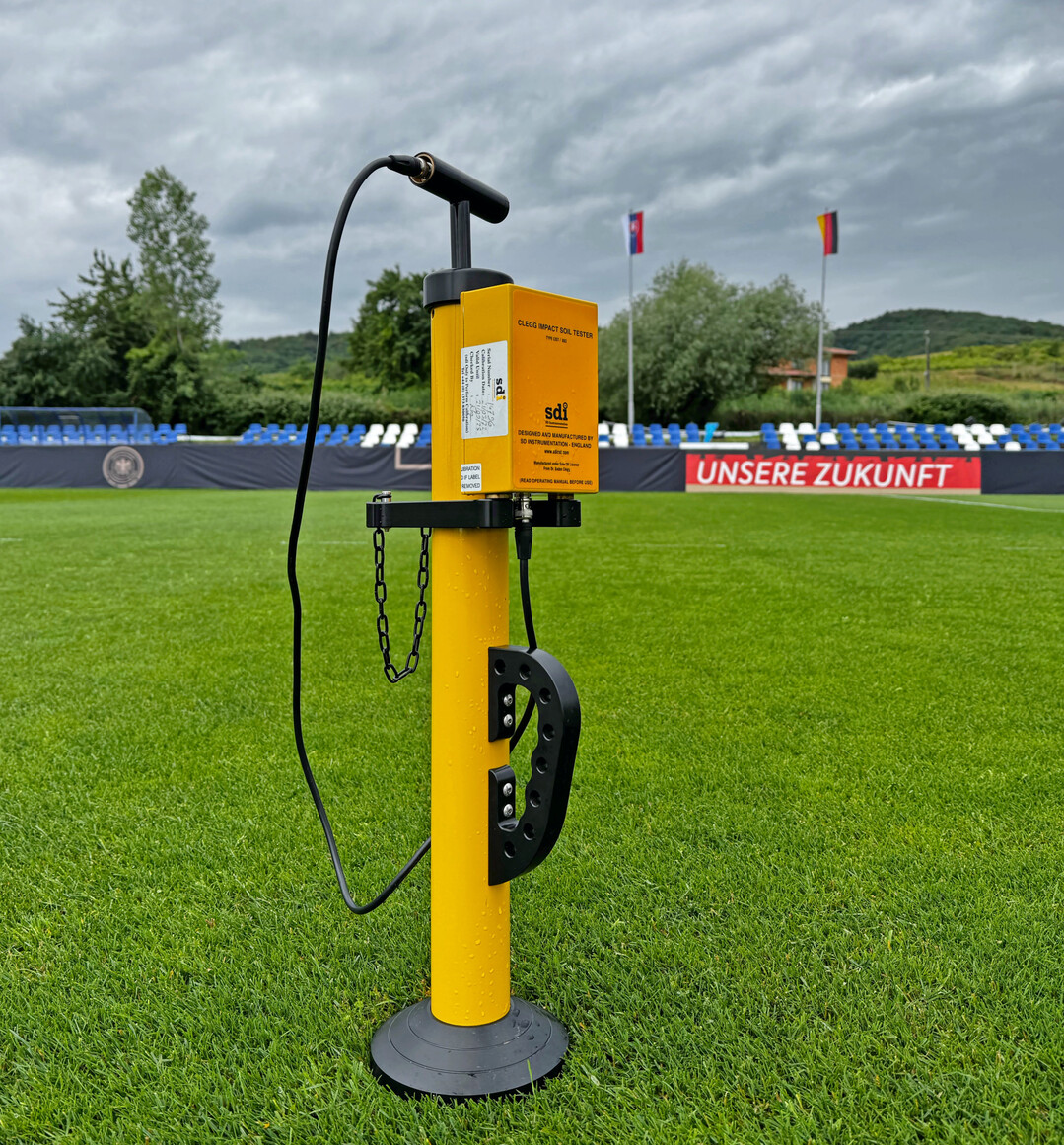 Mit dem Soil Tester wird die Bodenverdichtung festgestellt.