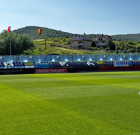 Zum DFB-Campus gehören drei Naturrasenflächen, eine Fußballhalle und weitere Trainingsflächen.